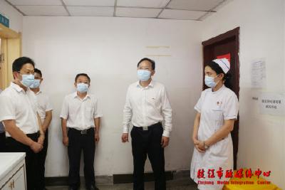 余峰到市人民医院调研疫情防控工作 慰问一线医务工作者