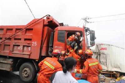 两货车迎面相撞 枝江消防紧急救援