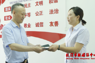 鄂EX5408！枝江“的哥”，好样的！