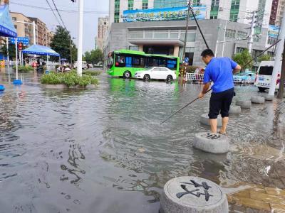 枝江城管：迅速出动 排积水保畅通