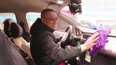 乘客粗心遗落钱包 枝江的哥辗转“完璧归赵”