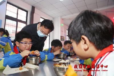 余峰调研学校营养午餐：全力确保孩子们吃得健康营养 吃得安全放心