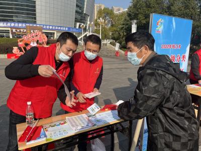 枝江：志愿活动学雷锋 垃圾分类进社区