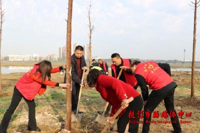 志愿红为春光“添绿” 安福寺镇开展志愿服务植树活动