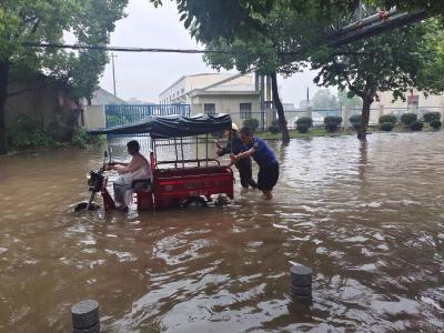 暴雨来袭 枝江城管全力守护