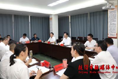 余峰到宜昌市生态环境局枝江市分局宣讲省第十二次党代会精神并开展专题办公