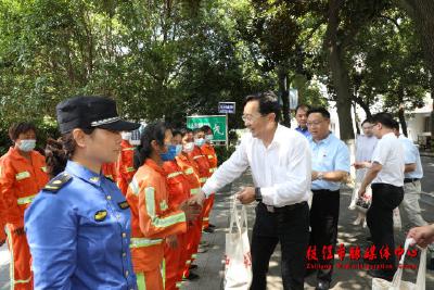 余峰看望慰问坚守高温一线工作者