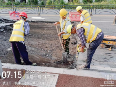 市住建局：整治路面“病患” 守护出行安全