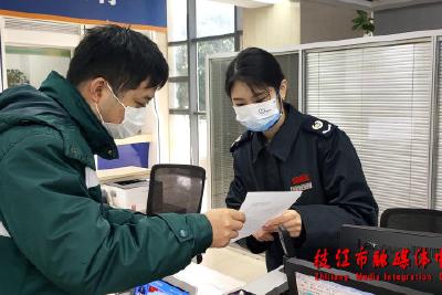 枝江：发票“邮”温度 服务“递”真情