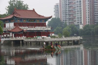 为五柳湖“美颜” 护碧水清流