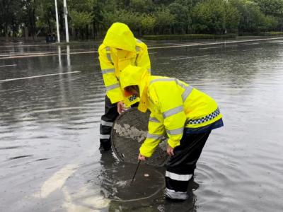 暴雨突袭 市政疏通及时有序