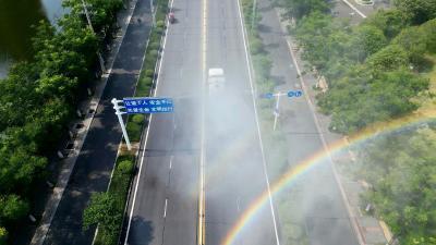 枝江环卫雾炮绘双虹 清凉与美景同赠市民