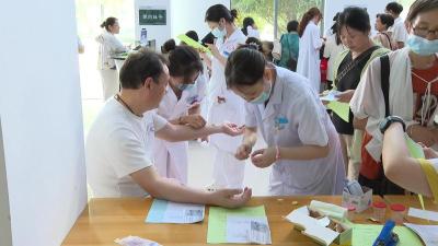 入伏首日开启“贴敷模式” 枝江市中医医院三伏贴活动受热捧