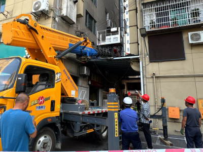 拆除小区违建钢架棚 保障安全通道畅通