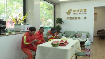 邮政爱心驿站，为户外劳动者撑起 “清凉伞”