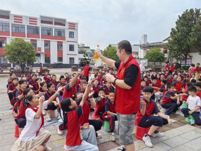 沉浸式科学秀进校园 趣启枝江少年探索心
