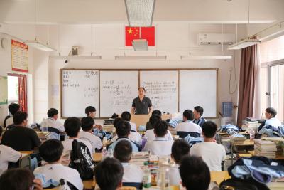 “法治辅导员”进校园 筑牢校园法治防线