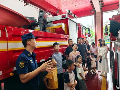 消防站“开放日” 活动：市民学生体验消防装备学知识