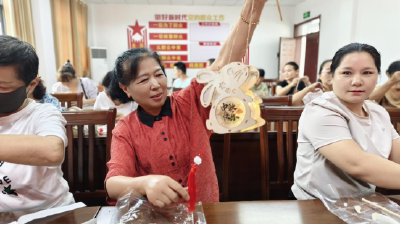 紫荆岭社区：邻里欢聚 共制灯笼暖意浓