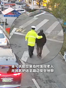 近日，枝江交警帮迷路老人找到亲属