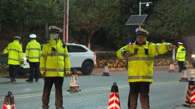 枝江交警开展酒驾醉驾夜查行动 筑牢道路安全防线