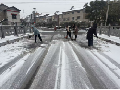 安福寺镇横溪河村：风雪无阻 桥头除雪暖民心