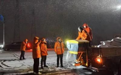 风雪中的温暖守护：镜头直击枝江交通部门铲冰除雪第一线！
