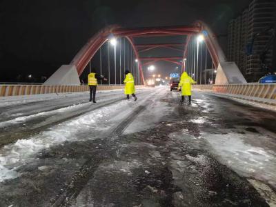 枝江住建局：闻雪而动 鏖战冰雪保畅通