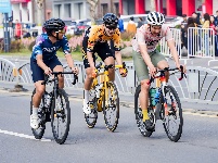 图集 | 2026中国公路自行车公开赛（湖北枝江站）开赛——风驰枝江·逐梦滨江