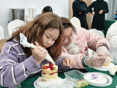 百里洲镇妇联开展庆“三八”蛋糕DIY活动