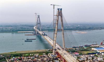 【荆楚网】枝江长江大桥冲刺合龙！世界最大跨径组合梁斜拉桥即将横跨长江