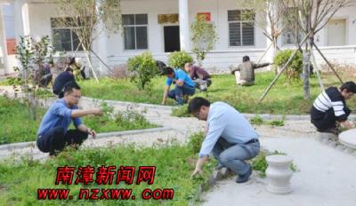 长坪镇开展五四青年节义务除草活动