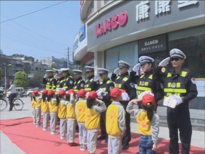 交警大队联合托蒙幼儿园开展户外交通安全宣传