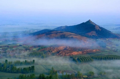 唐梓山，阳光最早登临的紫禁城