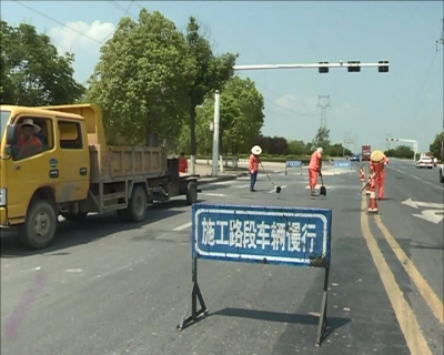 公路养护职工：战高温斗酷署 确保道路交通畅通安全