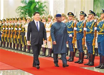 习近平同塞拉利昂总统比奥会谈