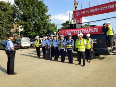 市公安局联合辖区重点单位开展反恐模拟演练