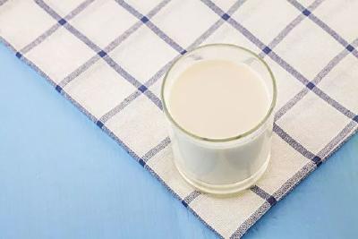 【健康】牛奶早上喝还是晚上喝？没想到“最佳时间”又被颠覆了