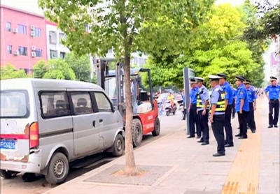 我市清理整顿背街小巷“僵尸车”