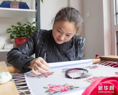 青丝绣成画