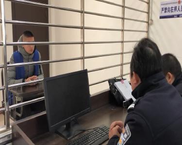 两青年假装买手机店内抢夺枣阳警方连日追查人赃俱获