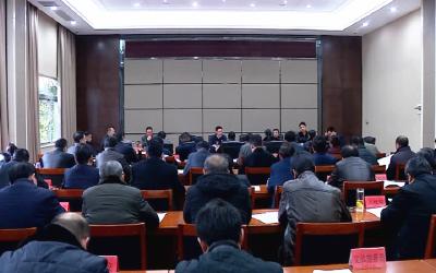 何飞主持召开市委常委会扩大会议