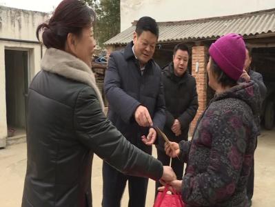 郭泽林、毛霞慰问困难群众和贫困老党员