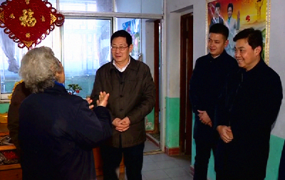市委书记何飞到吴店镇看望慰问困难党员及贫困户代表