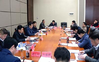 市委书记何飞主持召开市委常委会扩大会议暨市委中心组集中学习