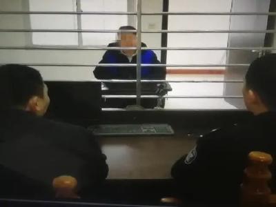一男子无聊点燃电梯内广告被刑拘