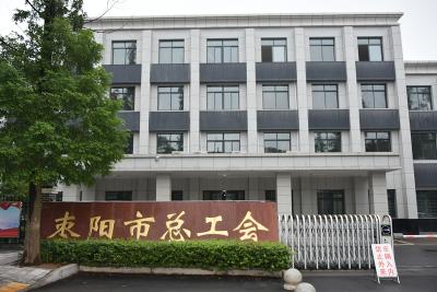 市总工会开展“学雷锋树新风共创文明城‘春华行动’”志愿服务活动