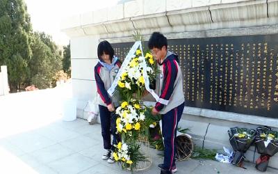 市二中组织学生开展清明节祭扫活动