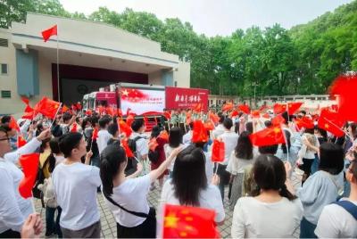 燃！武大学子快闪表白祖国：“青春万岁，强国有我”