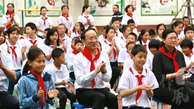 李乐成参加市第二实验小学主题队日活动